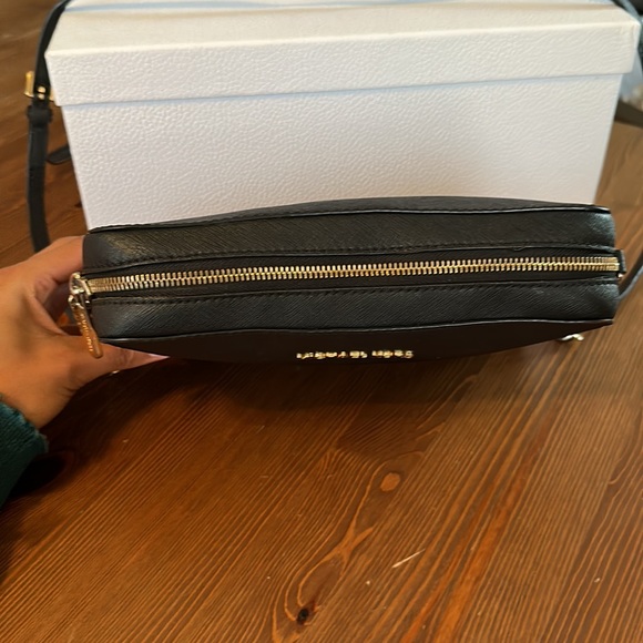 Micheal Kors crossbody purse - Picture 3 of 9